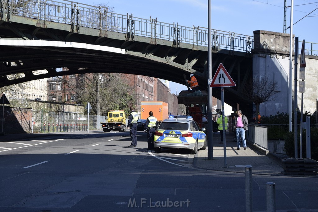 LKW blieb unter Bruecke haengen Koeln Deutz Deutz Muelheimerstr P185.JPG - Miklos Laubert